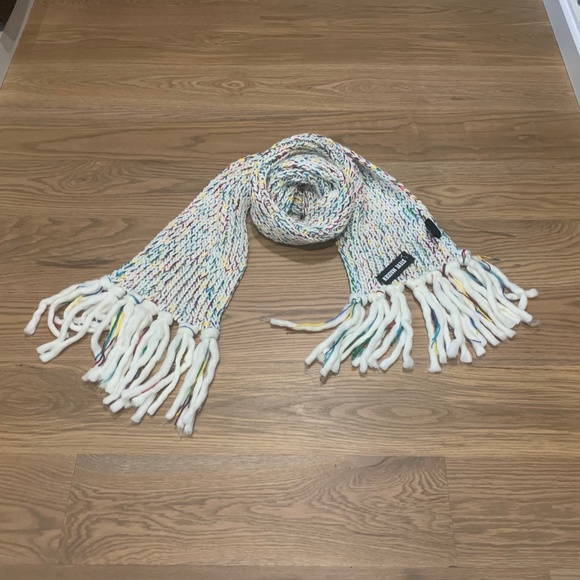 NWT Super Soft & Cozy Long Scarf by Steve Madden - Picture 4 of 5